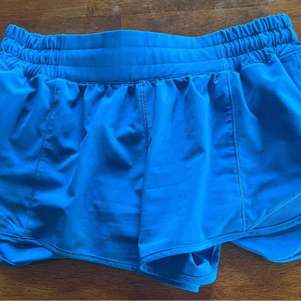 Lululemon Hotty Hot Shorts 2.5” size 6 Poolside